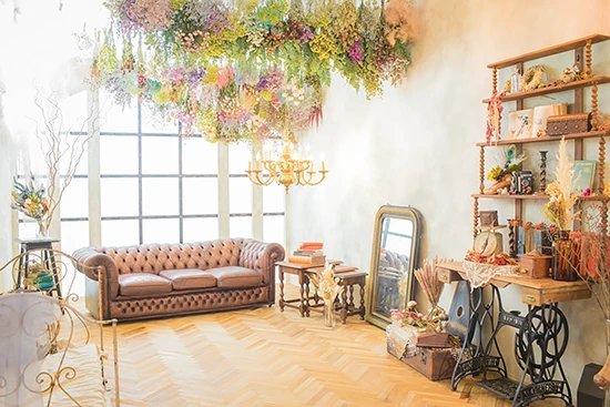 フォトウェディング スタジオ２ / ドライフラワーとアンティーク家具に囲まれた温もりのある空間。どこを切り取っても絵になるフォトジェニックなスタジオで、お二人の思い描くウエディングを。｜拘りぬいた撮影技術で花嫁さんの魅力を引き出す最高のフォトウェディング！写真だけの結婚式、撮影のみの結婚式をご検討の方必見｜林写真館(埼玉県久喜市)フォトウェディング