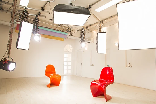 フォトウェディング スタジオ６ / プロフェッショナルなライティング技術を体験できる、ポートレートスタジオです。写真館ならではのベーシックな撮影から、流行りのシンプルで撮影まで、おふたりの幅広いご要望にお応えします。｜写真だけ、撮影のみの結婚式もこんなに素敵！撮影に特化させたヘアメイクで花嫁さんをより美しく撮影｜林写真館(埼玉県久喜市)フォトウェディング