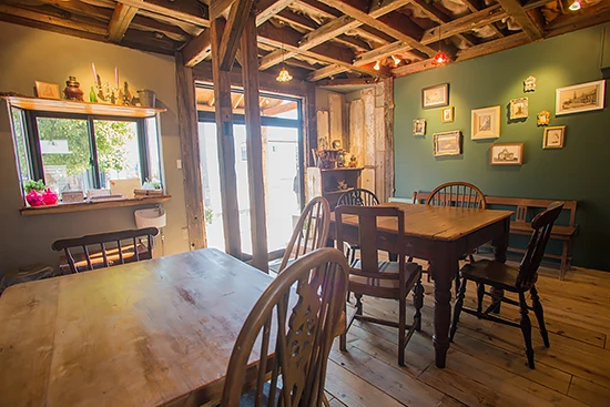 フォトウェディング スタジオ５ / トレゾアはフランス語で”宝物”味わい深い大人な雰囲気の中で、優雅なひと時を。ドラマティックな世界を味わってみては。｜撮影だけ、写真のみの結婚式をご検討の方にぜひ！撮影技術だけにとどまらない拘りのフォトウェディングをご紹介｜林写真館(埼玉県久喜市)フォトウェディング