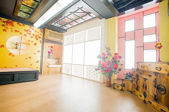 フォトウェディング スタジオ４ / 自然光が差し込む和テイストなスタジオは、和装での撮影にピッタリ。 撮影する角度によって、様々な背景をお楽しみいただけます。｜結婚式をあげない方に必見！写真のみ、撮影だけの結婚式！拘りぬいた撮影技術で花嫁さんの魅力を引き出す最高のフォトウェディング！｜林写真館(埼玉県久喜市)フォトウェディング