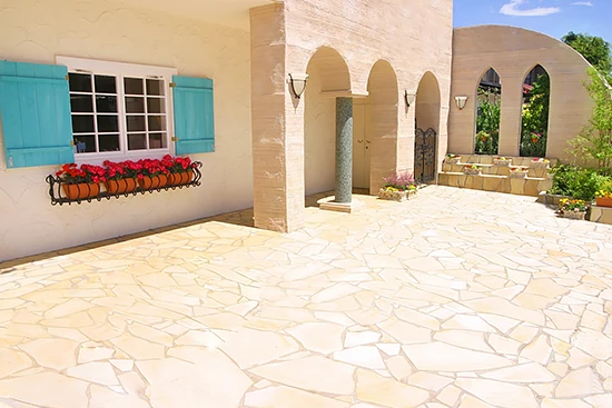 フォトウェディング スタジオ１ / 暖かな日差しを感じさせる、南フランスの街並みをモチーフにしたスタジオです。 ガーデンチャペルでお二人の幸せなひとときを演出します。｜写真だけ、撮影のみの結婚式もこんなに素敵！撮影に特化させたヘアメイクで花嫁さんをより美しく撮影｜林写真館(埼玉県久喜市)フォトウェディング